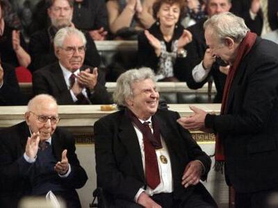 Η Ακαδημία Αθηνών υποδέχθηκε τον Μίκη Θε...