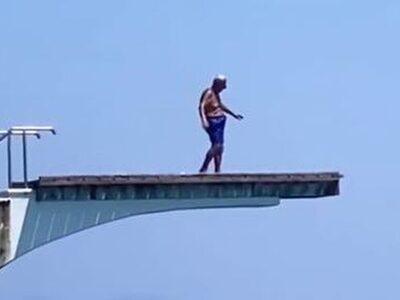 Ρόδος: Ο υπερήλικας που βούτηξε από το τ...