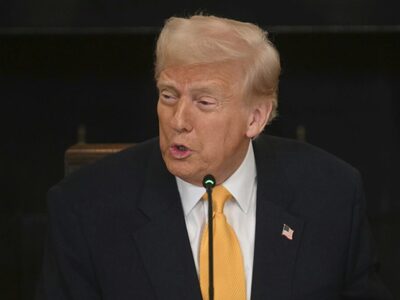 Τραμπ: «Ο Ζελένσκι πήρε τα χρήματα των Η...