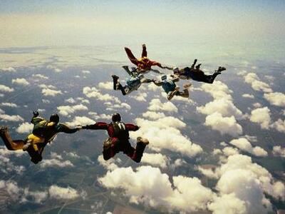 Αλεξιπτωτιστής γλίτωσε παρά τρίχα από με...