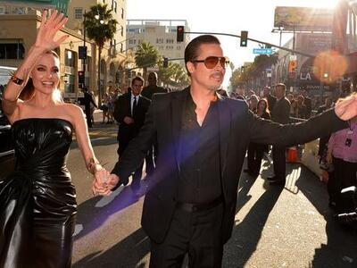 Τζολί και Πιτ καταφθάνουν με χαμόγελα στ...