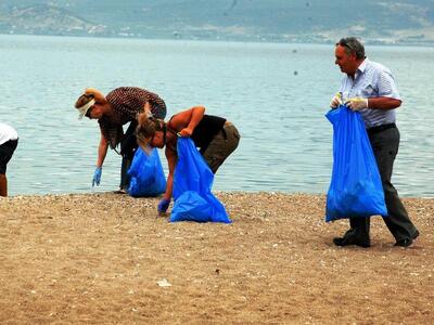 Πάτρα: Εθελοντές καθαρίζουν την παραλία ...