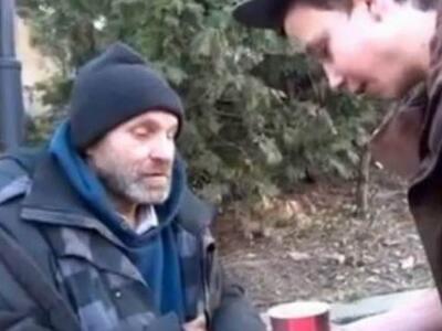 Πιτσιρικάς φτιάχνει τη μέρα ενός άστεγου...