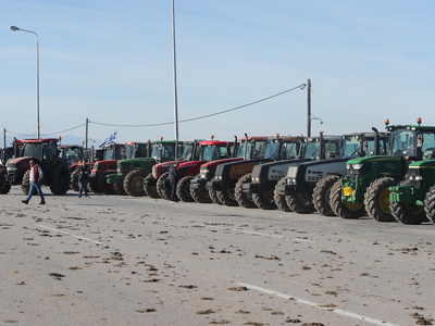 Κλιμακώνουν τον αγώνα τους οι αγρότες: Ε...