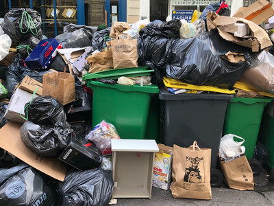 Γαλλία - Παρίσι: Τόνοι σκουπιδιών «πνίγο...