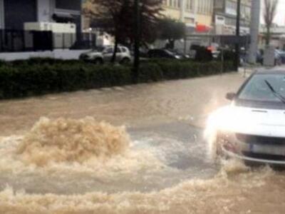 ΩΡΑΙΟ καλοκαίρι... Πλημμύρισαν δρόμοι στ...