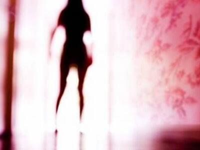 Αστυνομικός εκβίαζε τη γυναίκα του με βί...