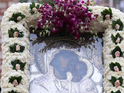 Η Κρήτη τιμά την Παναγία και γιορτάζει τ...