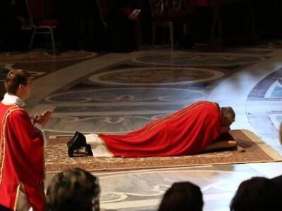 Ο πάπας Φραγκίσκος στη λιτανεία του Επιτ...