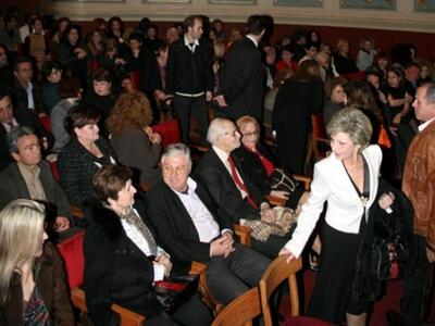 Kαρέ καρέ η πρεμιέρα του Αιμίλιου Χειλάκ...