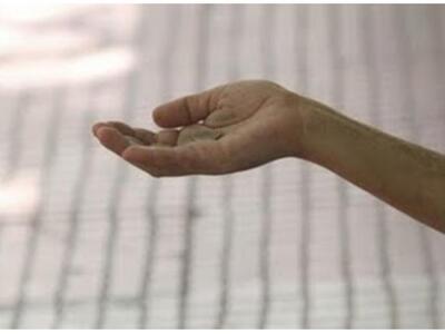 Νεαρός επαίτης κυκλοφορούσε το πρωί στη ...