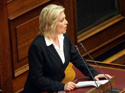 Η Νατάσα Ράγιου στον Μάκη Τριανταφυλλόπο...