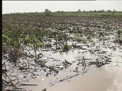 Επνιξαν τη Λάρισα νεροποντή και χαλάζι