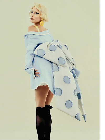 Mε φόρεμα Thom Browne, τοπ Burberry, σκο...