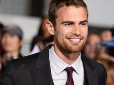 Ο Theo James του ‘Divergent’ πρωταγωνιστ...