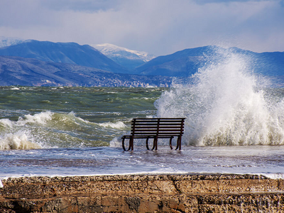Θυελλώδεις άνεμοι «παγώνουν» τα δρομολόγ...