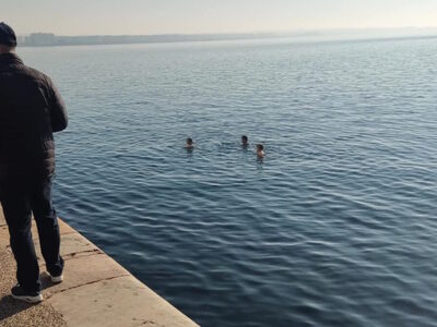 Θεσσαλονίκη: Φοιτήτριες βούτηξαν στον Θε...