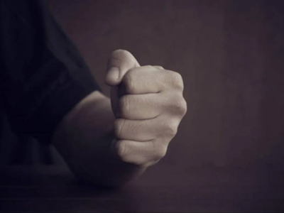 Χτύπησε αλύπητα την σύντροφό του και την...