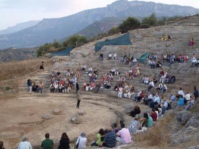 Aφιερωματική εκδήλωση στο Αρχαίο Θέατρο ...