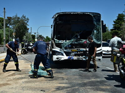 Σύγκρουση λεωφορείων: Νοσηλεύεται η 55χρ...