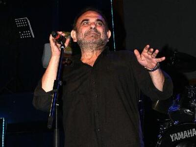 Βουβός θρήνος στην κηδεία του Σάκη Μπουλ...