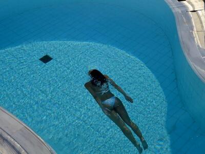 (Και) οι τσούχτρες ανέβασαν τις τιμές στις πισίνες