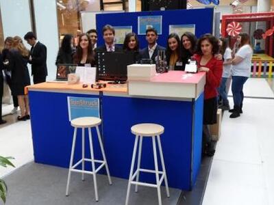 Πάτρα: Έφτιαξαν ρομπότ που εξυπηρετεί πε...