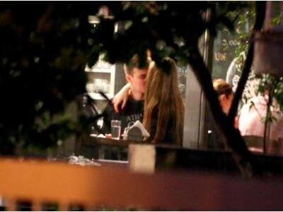 Καυτά φιλιά και αγκαλιές για το νέο hot ...