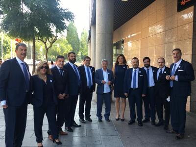 Έξω από το ξενοδοχείο πριν την αναχώρηση...