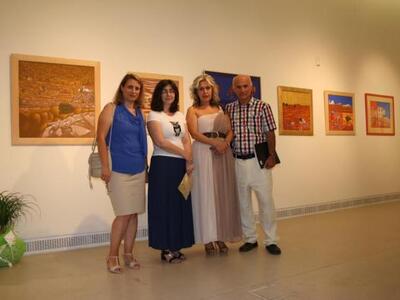 Στη φωτ. εικονίζονται από αριστερά η κυρ...