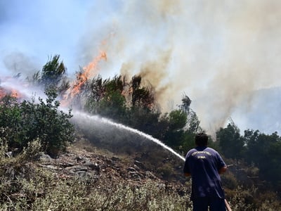 Ανεξέλεγκτο το πύρινο μέτωπο στα Δερβενο...