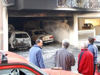 Πάτρα: Φωτιά σε Ι.Χ. σε πυλωτή σπιτιού