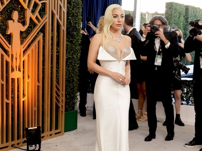 Lady Gaga με Armani και κοσμήματα Tiffany