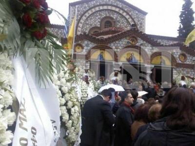 Λαοθάλασσα στο τελευταίο αντίο στο Νίκο Παπάζογλου