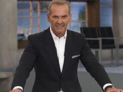 Ο Πέτρος Κωστόπουλος μιλάει με την …Έμμα...