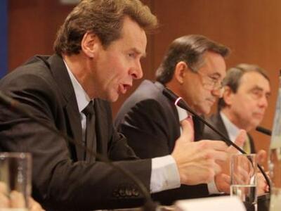 Η τρόικα απαιτεί αποχωρήσεις από το Δημό...