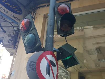 Πάτρα: Φορτηγό έπεσε πάνω σε φανάρι στην...