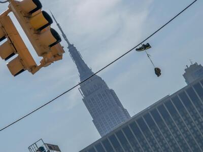 Παπούτσια στα καλώδια, «μπροστά» από το ...