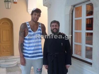 Το προσκύνημα του Γιώργου Πρίντεζη στην Τήνο