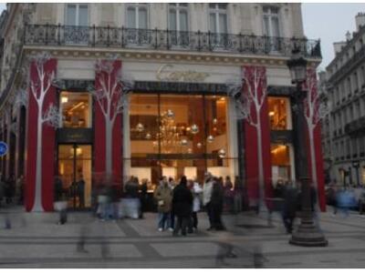 Απεργούν οι εργαζόμενοι στο κοσμηματοπωλ...