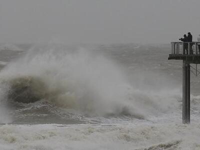 Σφοδρή κακοκαιρία σαρώνει Βρετανία – Γαλλία
