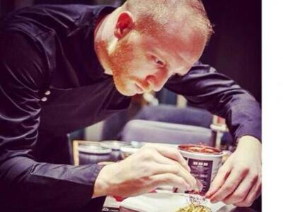 Ο Στάθης Κόκκαλης παρουσιάζει απόψε το ν...