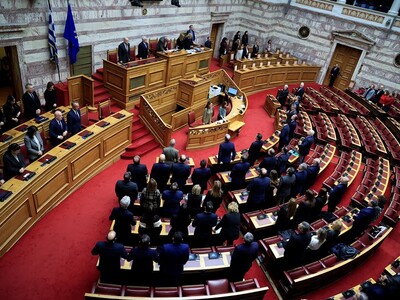 Βουλή: Ενός λεπτού σιγή για τα δύο χρόνι...