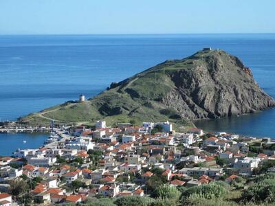 Πτήση πάνω από τη νησίδα Παναγιά των Οιν...