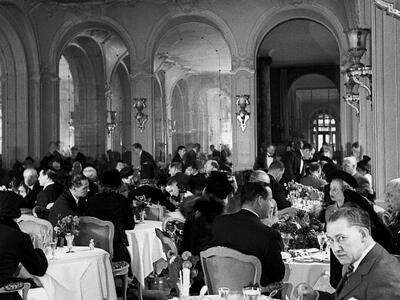 Στο σφυρί τα παλιά έπιπλα του ξενοδοχείο...