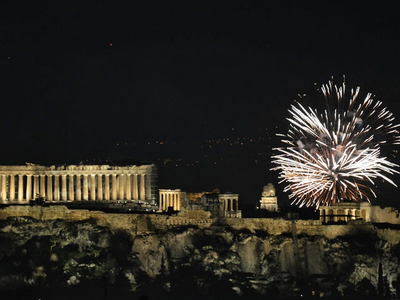 Η Ελλάδα γιόρτασε την αλλαγή του χρόνου ...