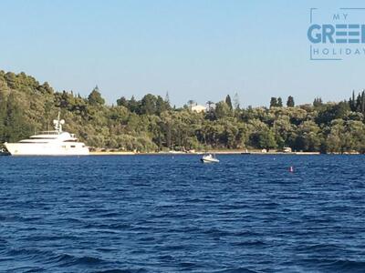 Στο βάθος η θρυλική βίλα του Αριστοτέλη Ωνάση