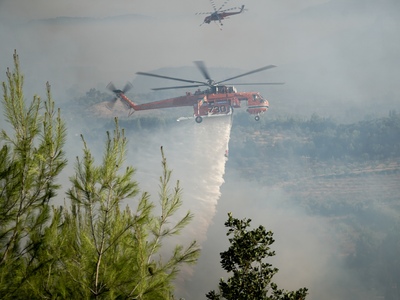 Φωτιά στα Βίλια: Νέα μεγάλη αναζωπύρωση 