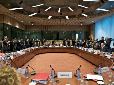Το Eurogroup συνεδριάζει για την έγκριση...