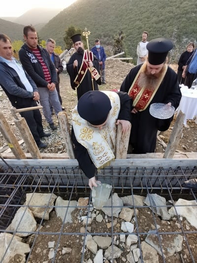 ΔΕΙΤΕ ΦΩΤΟ: Θεμελίωσε νέο ιερό ναό στα Λατσέϊκα ο Μητροπολίτης Πατρών Χρυσόστομος